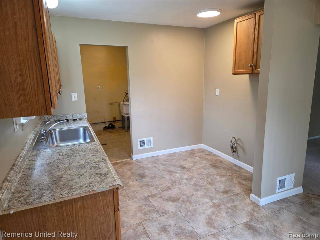 Dearborn Heights, MI 48125,25728 AMHERST Street