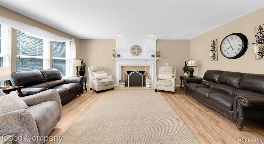 Holly Vlg, MI 48442,802 CANYON CREEK Drive