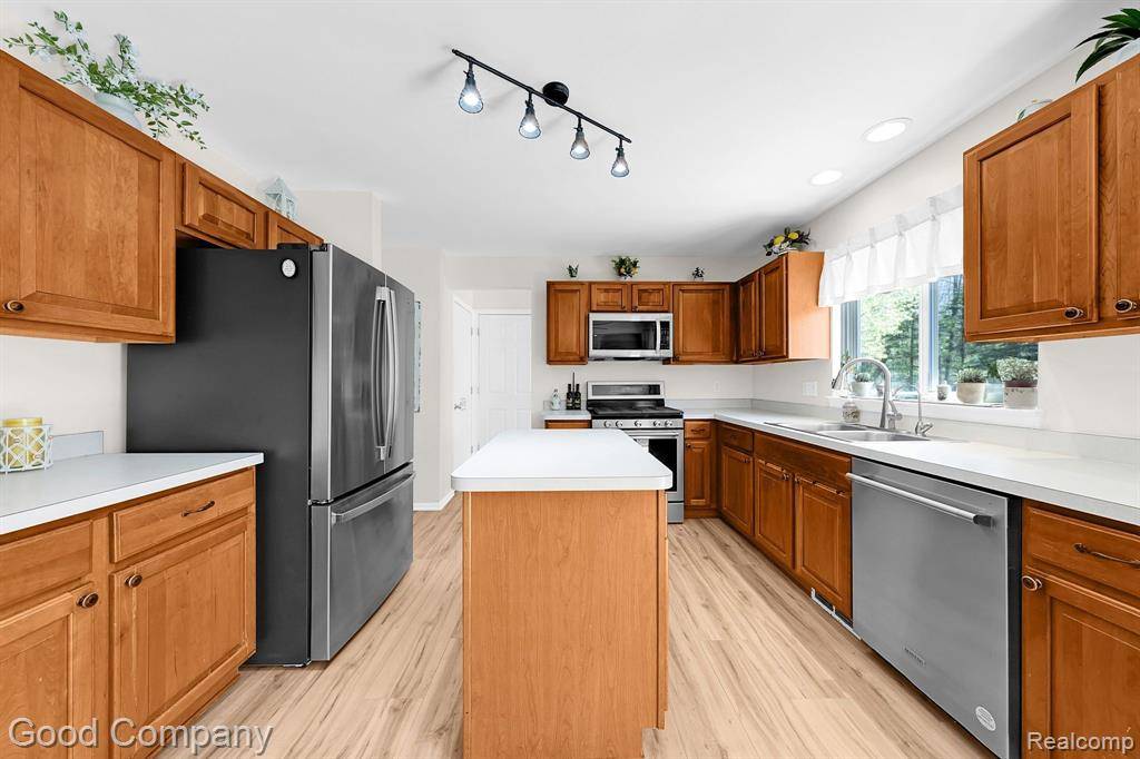 Holly Vlg, MI 48442,802 CANYON CREEK Drive