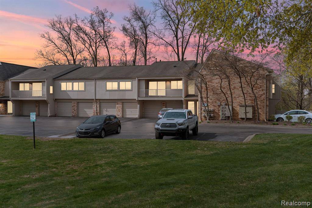West Bloomfield Twp, MI 48323,3925 LONE PINE Road 300
