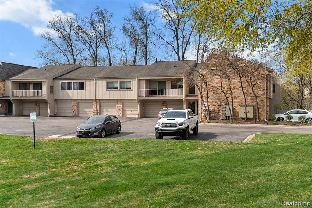 West Bloomfield Twp, MI 48323,3925 LONE PINE Road 300