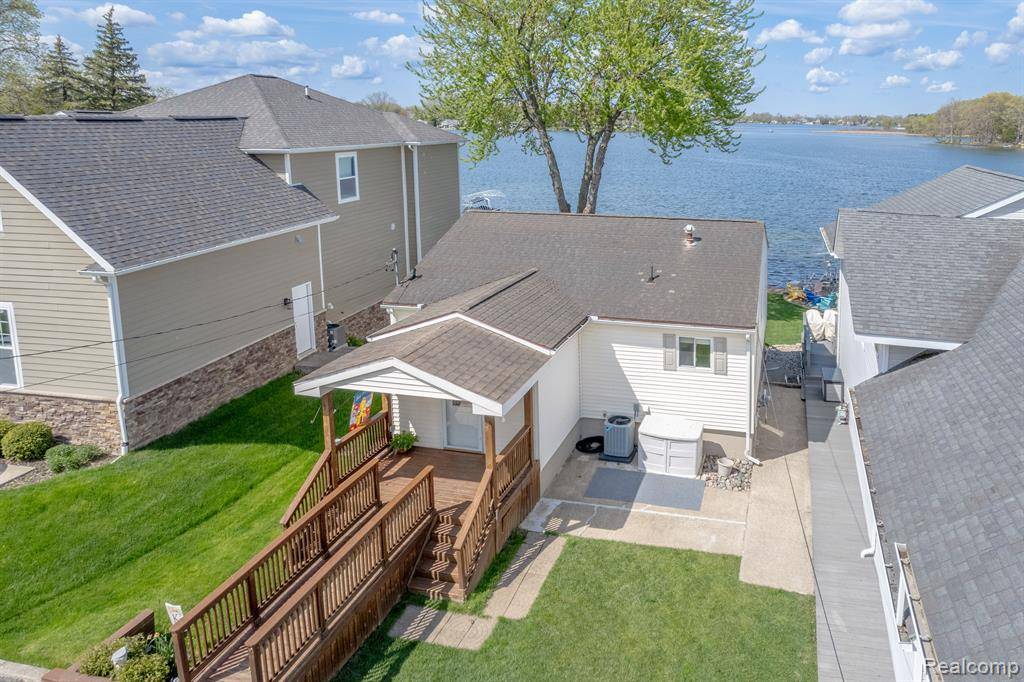 Fenton Twp, MI 48430,2414 CRANEWOOD Drive
