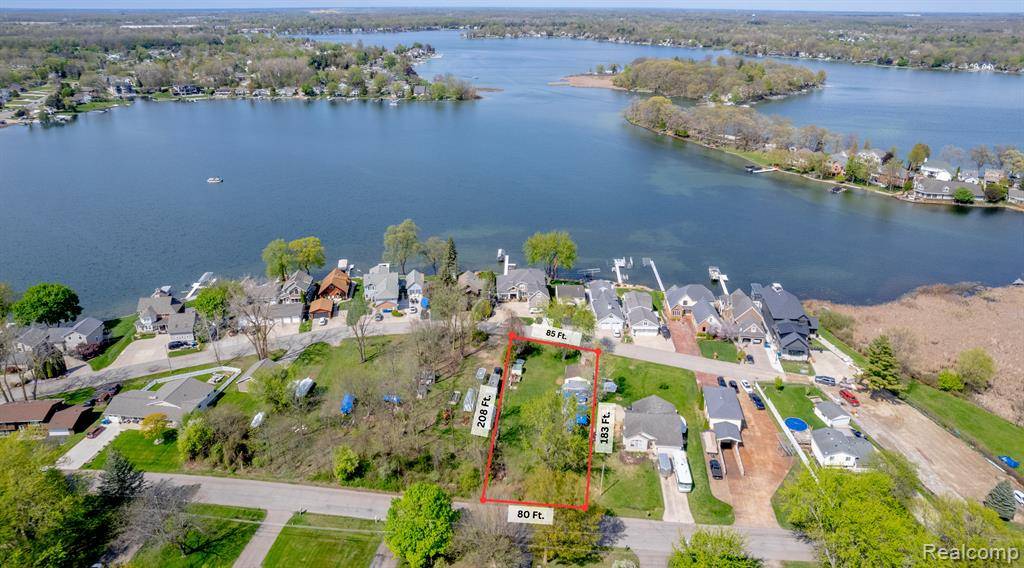 Fenton Twp, MI 48430,2414 CRANEWOOD Drive