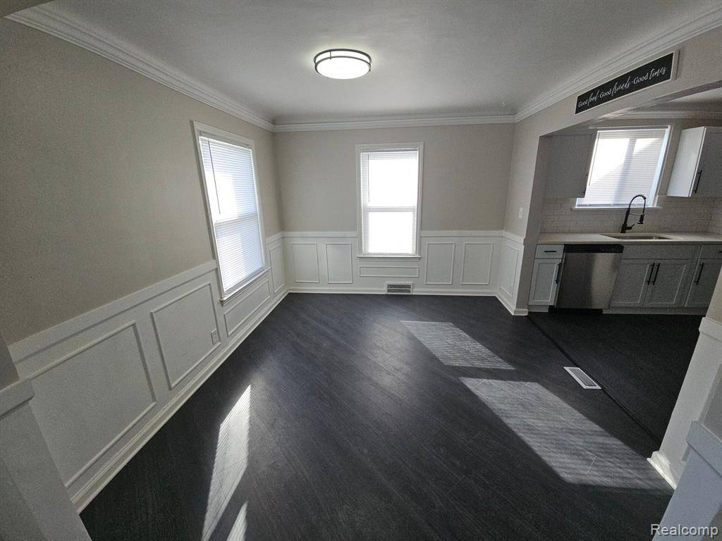Harper Woods, MI 48225,20300 ELKHART Street