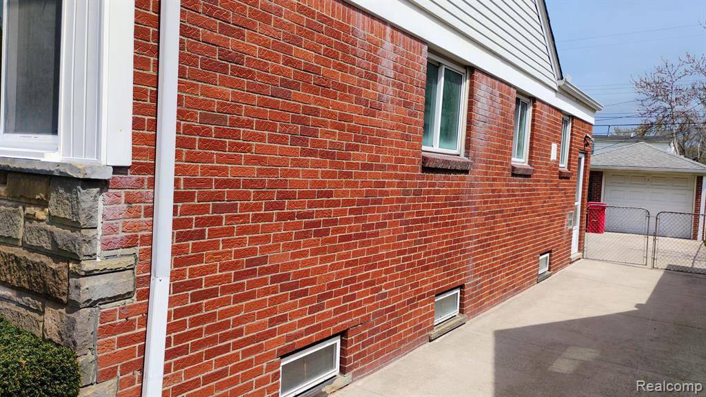 Eastpointe, MI 48021,23162 SAXONY Avenue