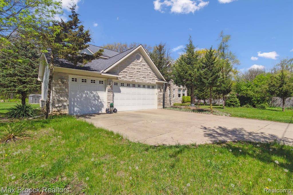 Southfield, MI 48033,22565 RIVERDALE Drive