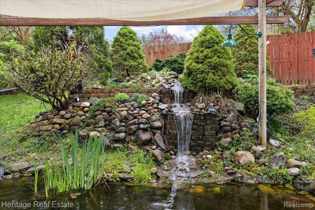 Waterford Twp, MI 48328,4887 CRESTBROOK Drive