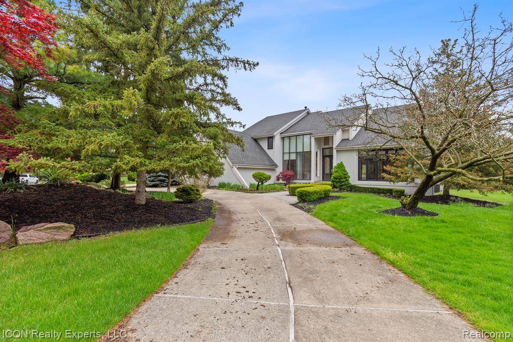 Orchard Lake Village, MI 48323,5215 DEER RUN Circle