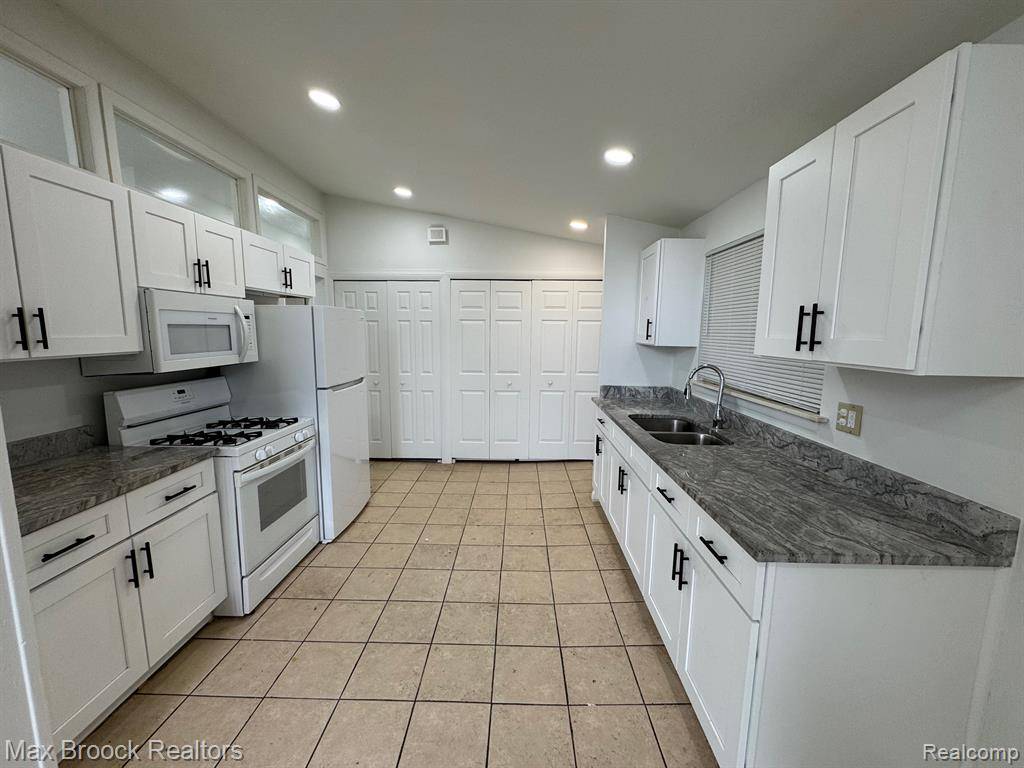 Southfield, MI 48076,29234 FAIRFAX Street