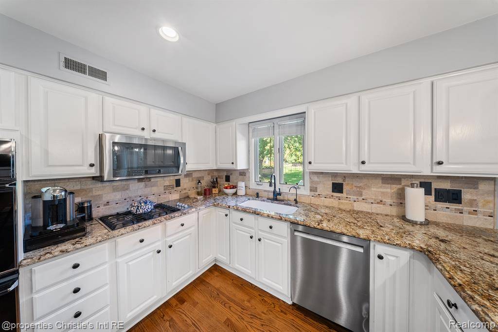 Livonia, MI 48152,37754 SAINT MARTINS Street