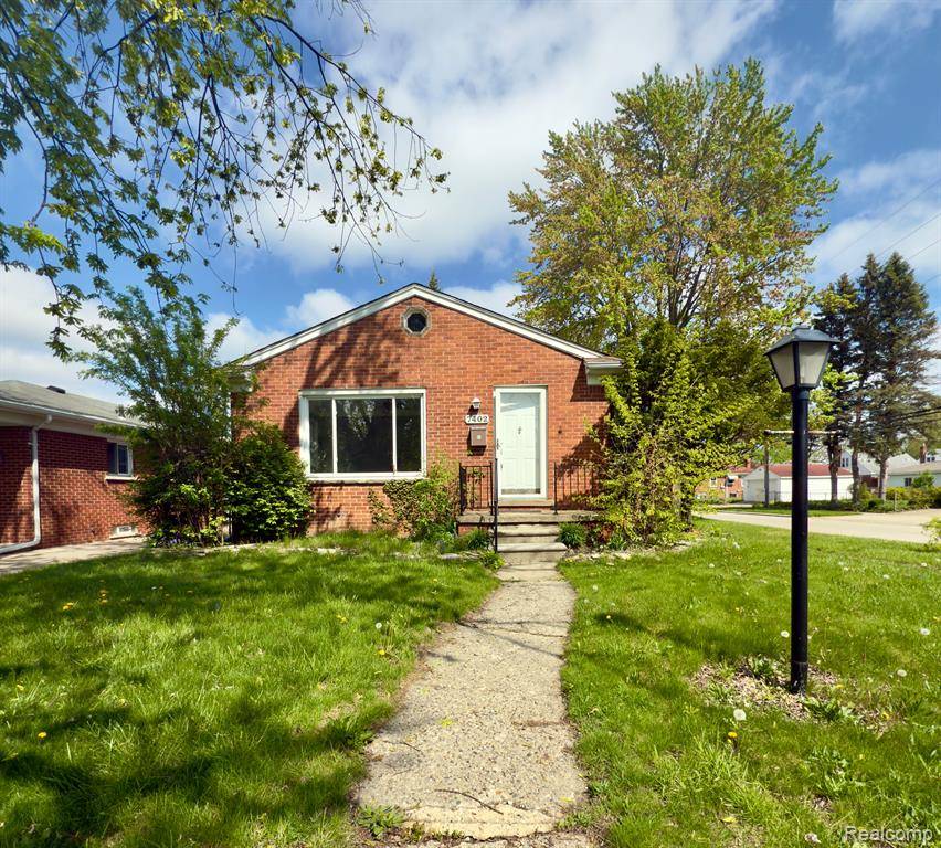 Dearborn Heights, MI 48127,7402 COLONIAL Street