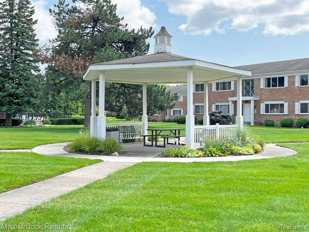Bloomfield Twp, MI 48302,801 W LONG LAKE Road A-4