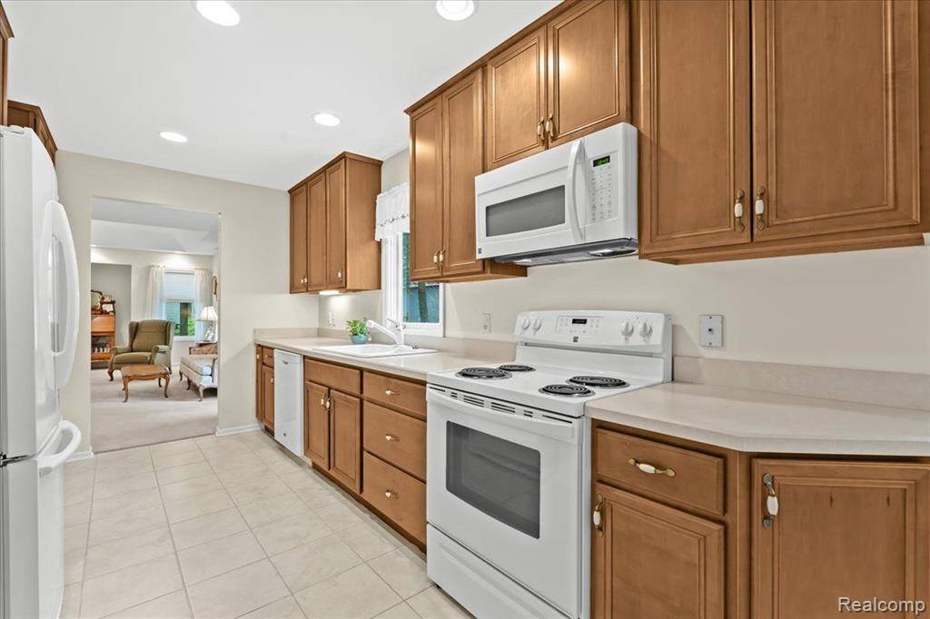 Farmington Hills, MI 48336,21290 JUNIPER Court 76
