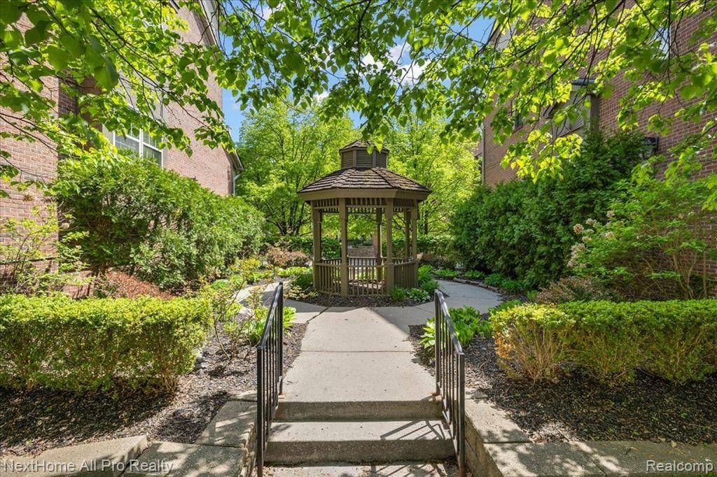 Dearborn, MI 48124,22187 W VILLAGE Drive C UNIT 5