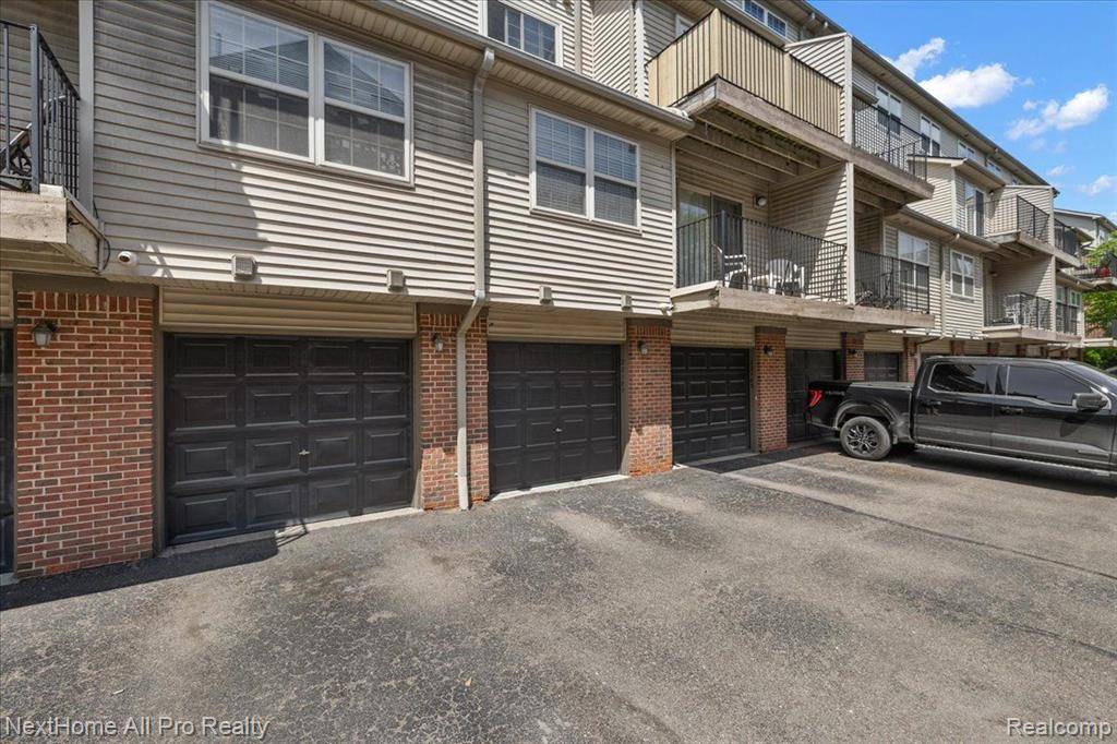 Dearborn, MI 48124,22187 W VILLAGE Drive C UNIT 5