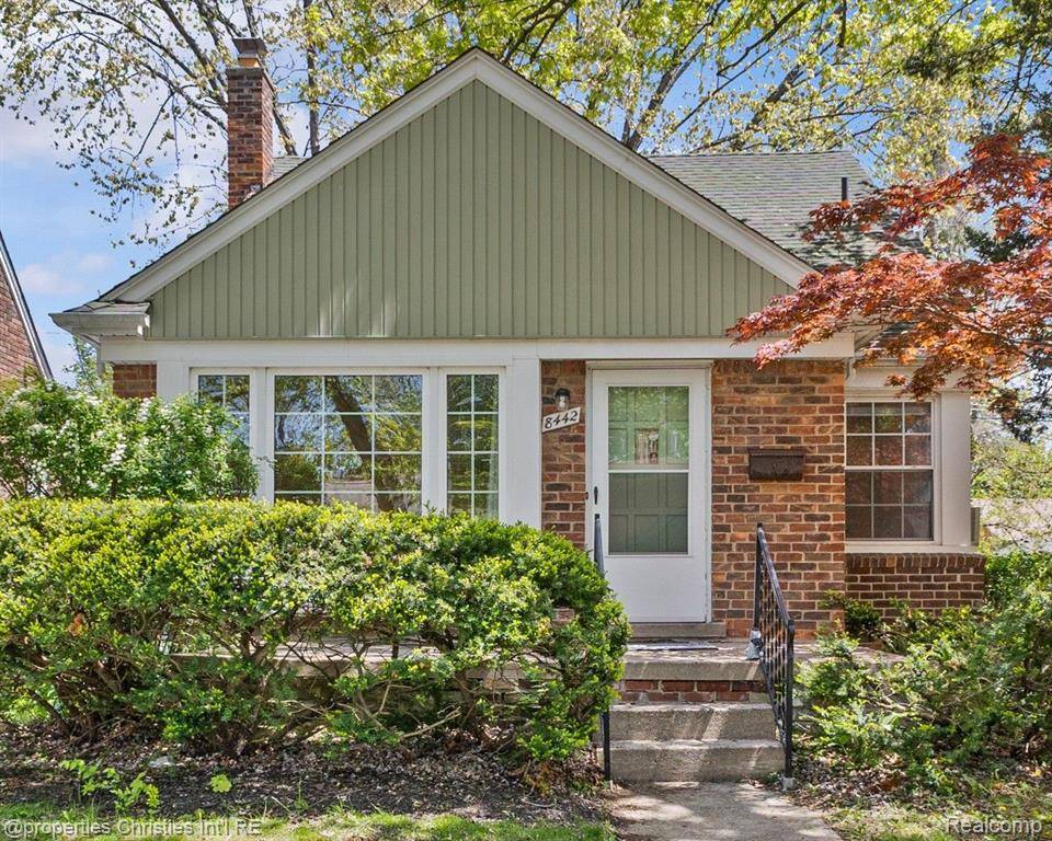 Dearborn Heights, MI 48127,8442 HAZELTON Street