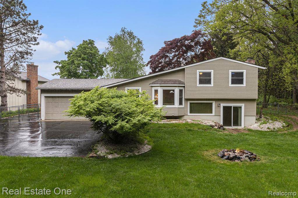 Brighton Twp, MI 48114,8830 SKYLANE Drive