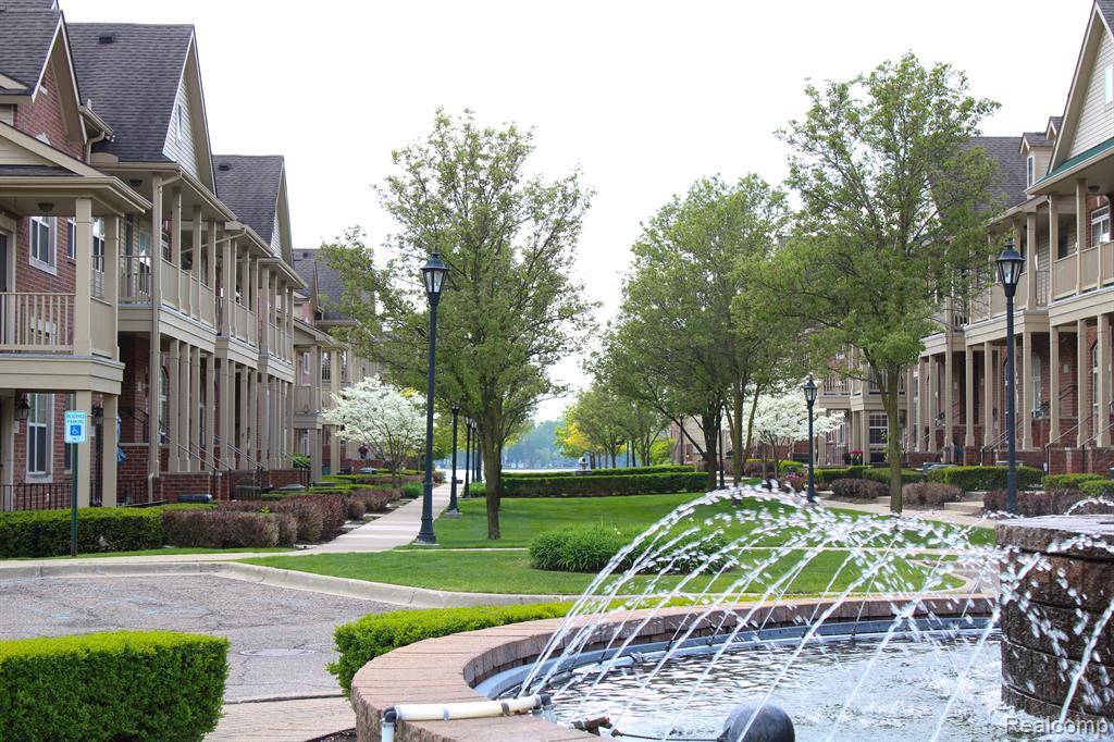 Walled Lake, MI 48390,414 Old Pine Way 14 136
