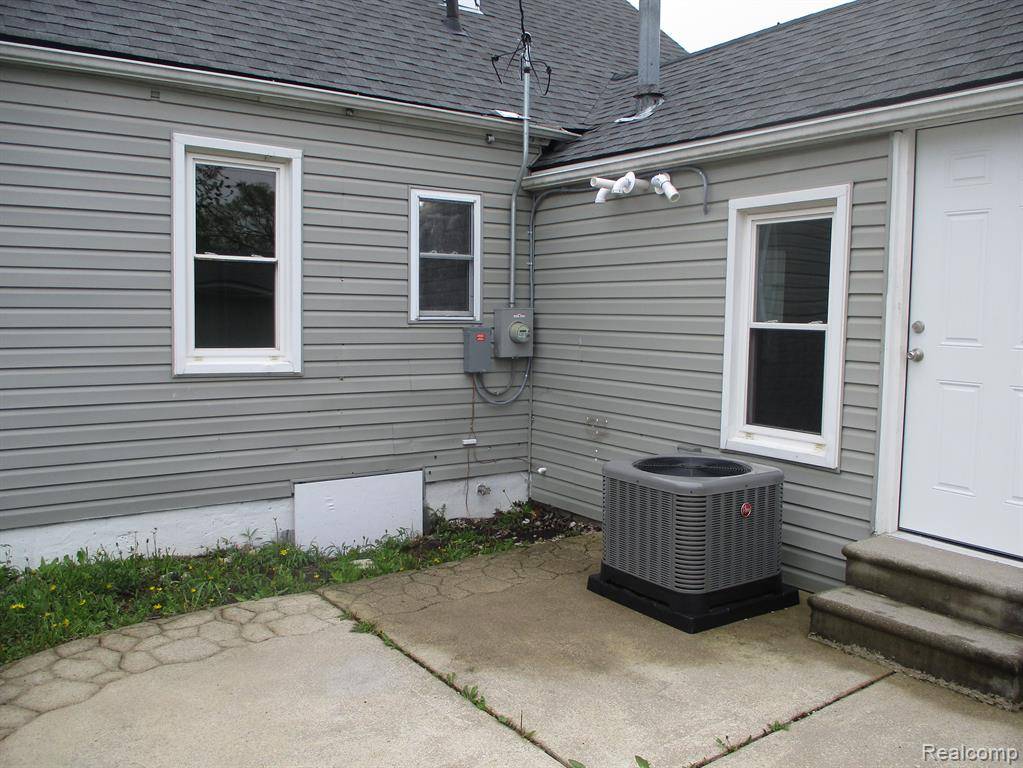 Eastpointe, MI 48021,24287 FERN Avenue