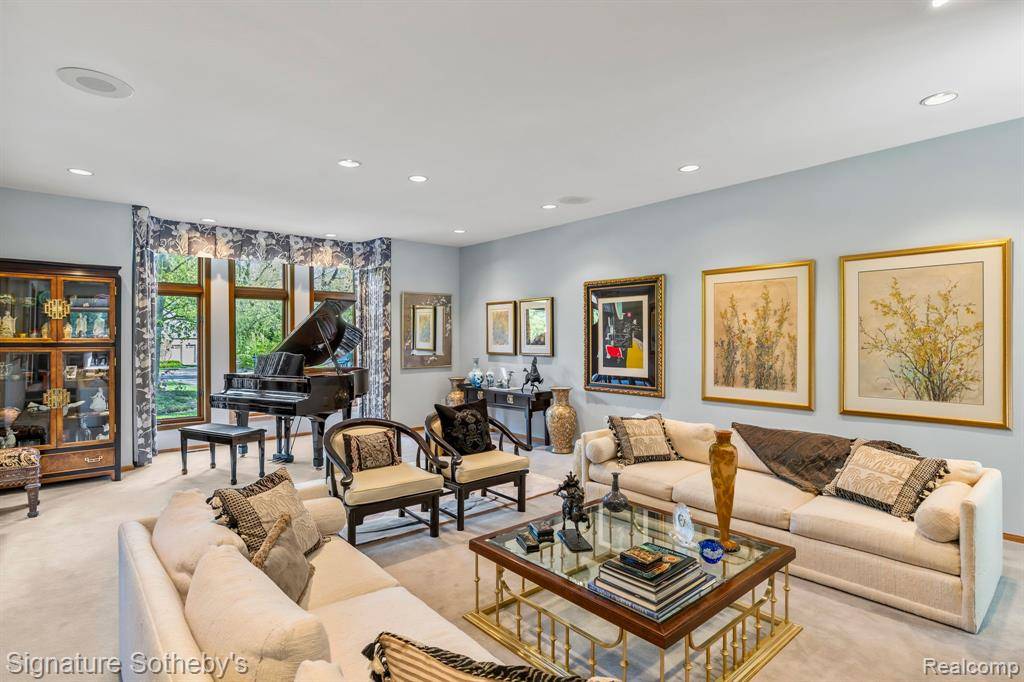 Bloomfield Hills, MI 48304,371 PINE RIDGE Drive