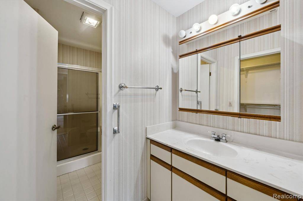 Flint Twp, MI 48532,2468 VALLEY OAKS Circle