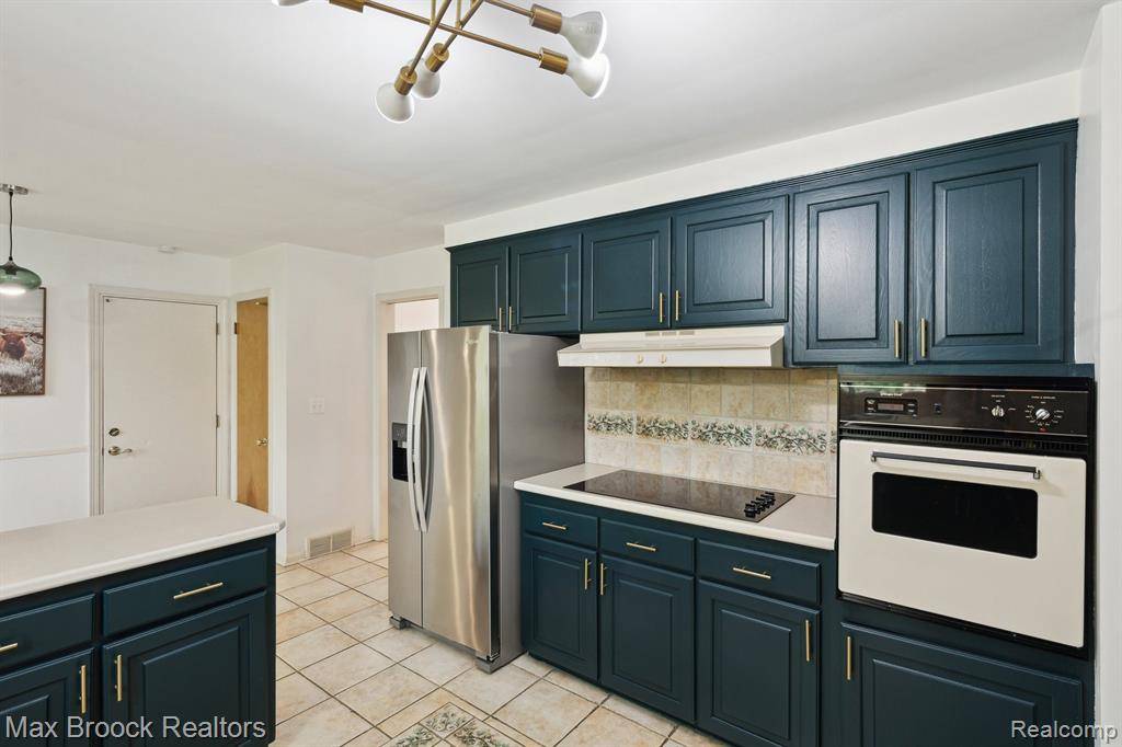 Franklin Vlg, MI 48025,30700 KIRK Lane
