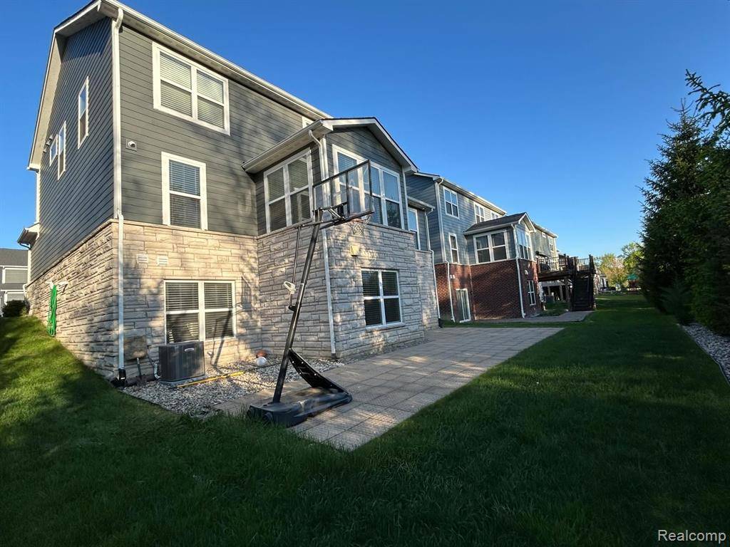 Beverly Hills Vlg, MI 48025,31065 TREMONT Lane