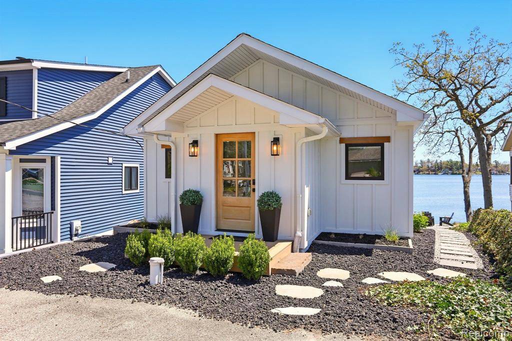 Orion Twp, MI 48362,807 PINE TREE Road W