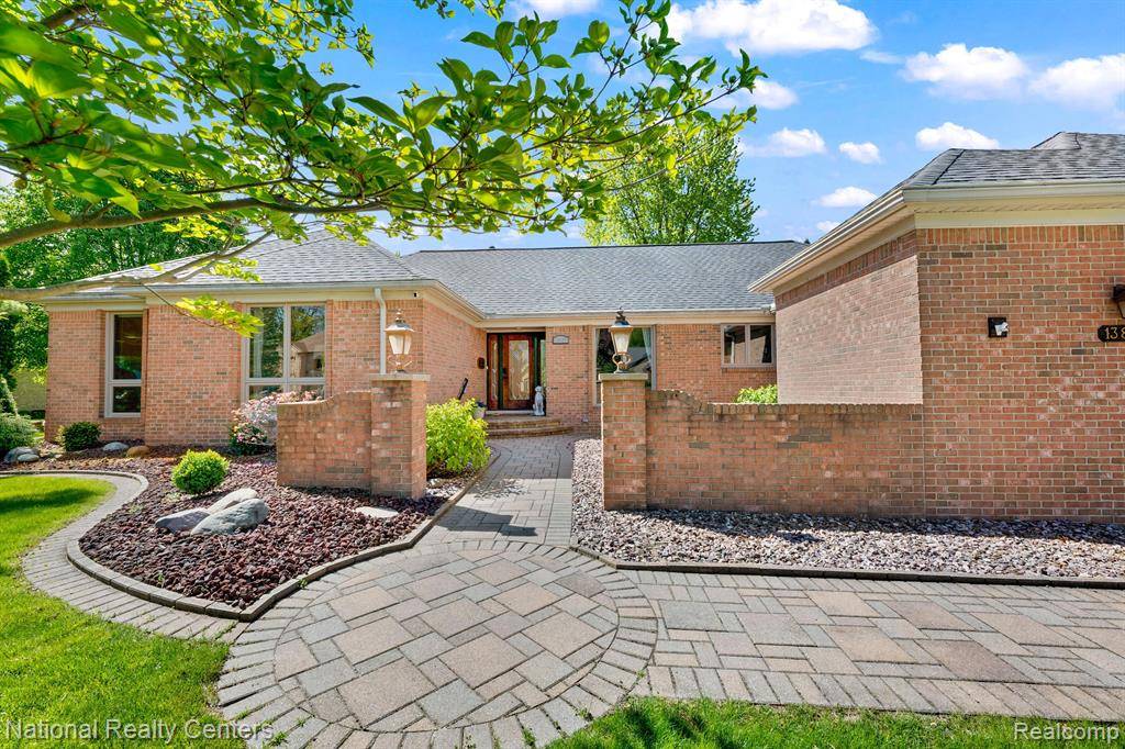 Shelby Twp, MI 48315,13822 TOWERING OAKS Drive