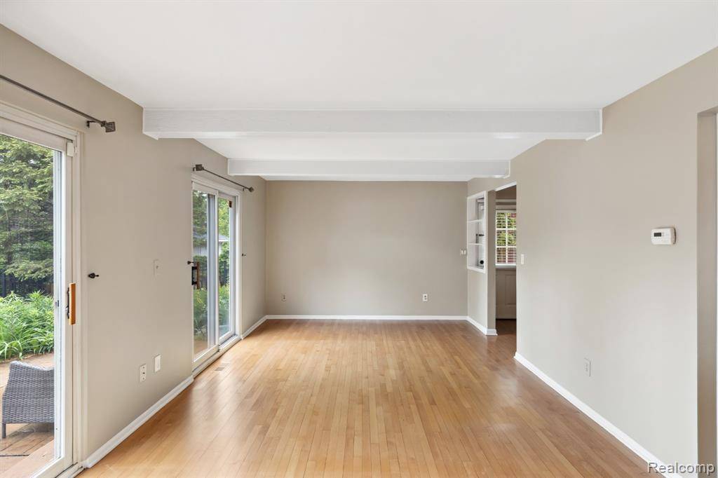 Beverly Hills Vlg, MI 48025,16233 BIRWOOD Avenue