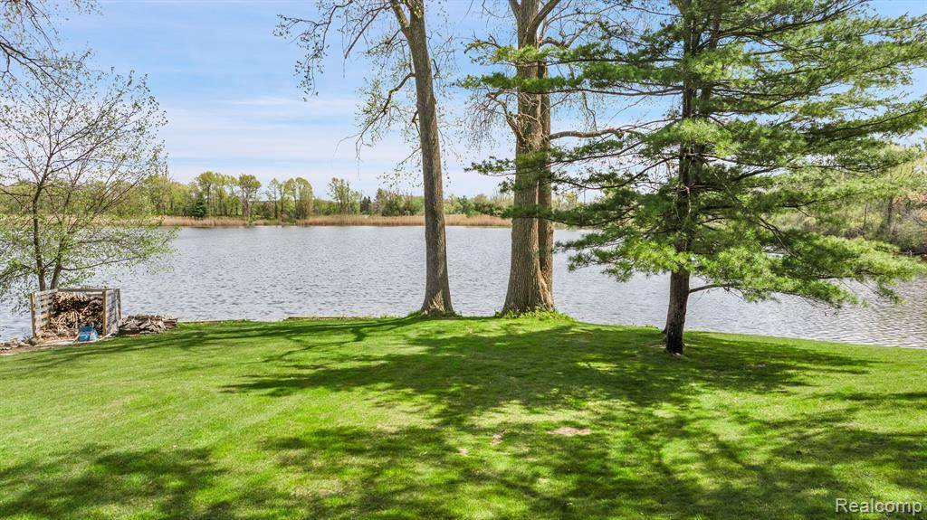 Oxford Vlg, MI 48371,305 LAKES EDGE Drive
