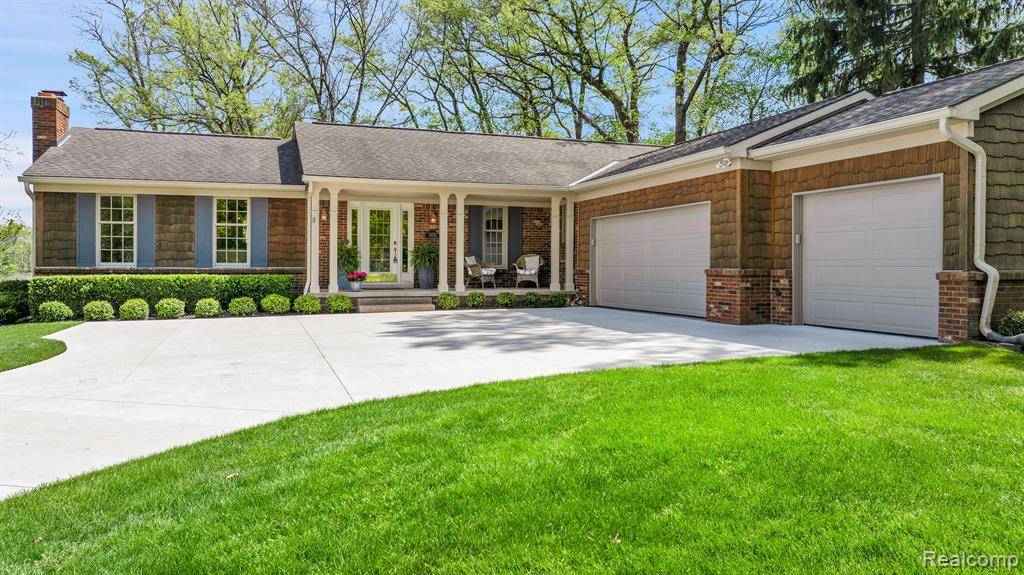 Oxford Vlg, MI 48371,305 LAKES EDGE Drive