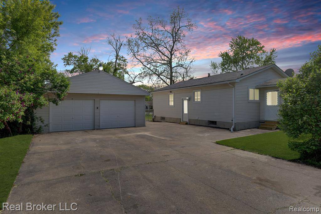 Burton, MI 48529,2098 E MCLEAN Avenue