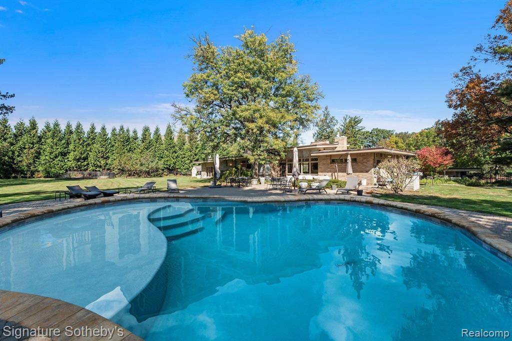 Bloomfield Twp, MI 48304,5280 BROOKDALE Road