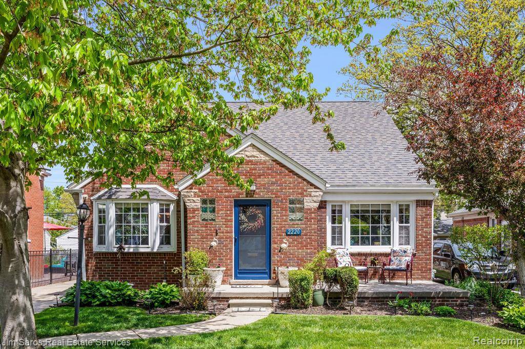 Grosse Pointe Woods, MI 48236,2220 STANHOPE Street