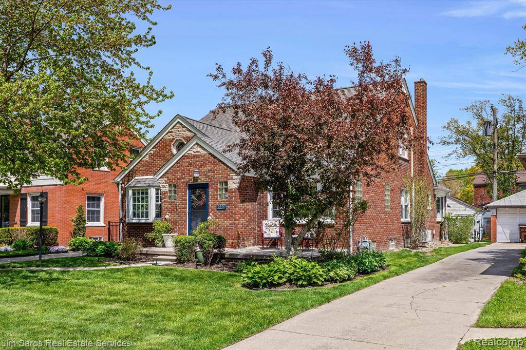 Grosse Pointe Woods, MI 48236,2220 STANHOPE Street