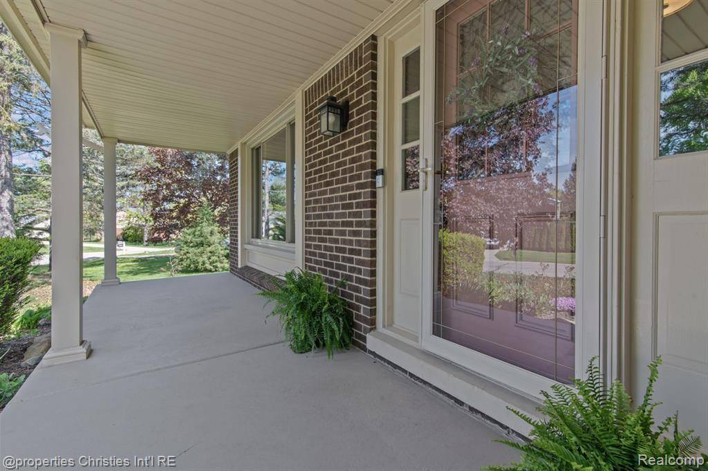 Rochester Hills, MI 48307,1501 DEERHURST Lane