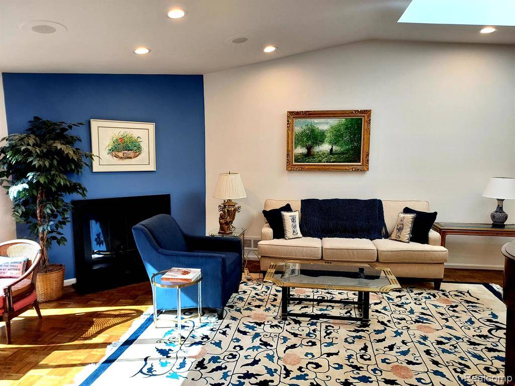 West Bloomfield Twp, MI 48322,7215 SUNCREST Road
