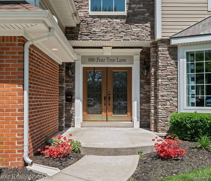 Grosse Pointe Woods, MI 48236,680 PEAR TREE Lane