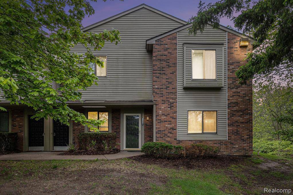 Farmington Hills, MI 48335,22221 INDIAN CREEK Drive 2 7