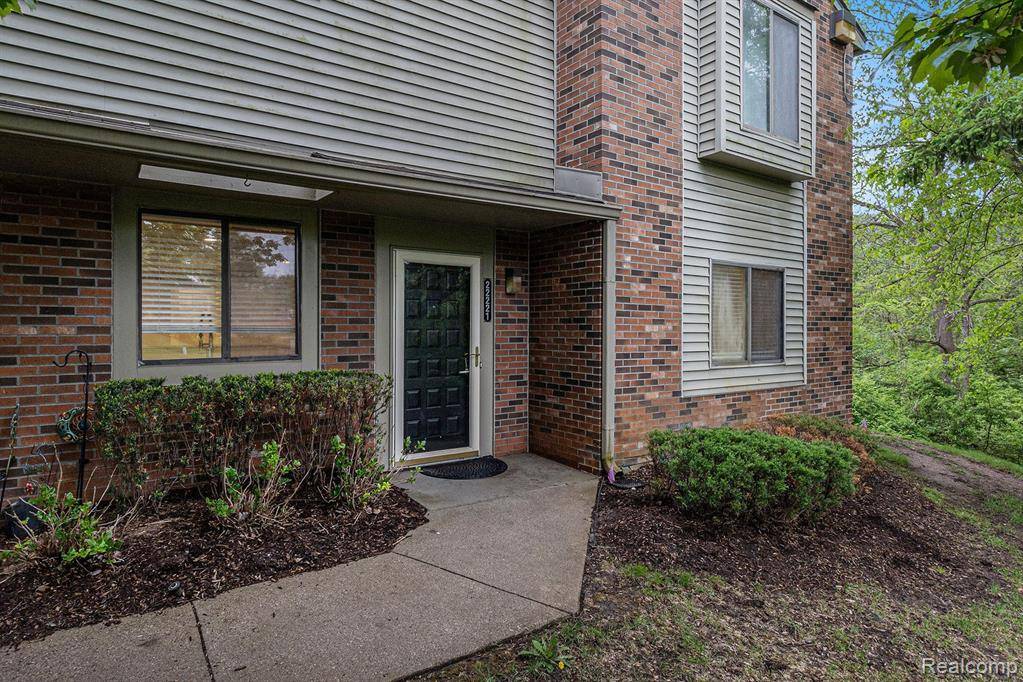 Farmington Hills, MI 48335,22221 INDIAN CREEK Drive 2 7