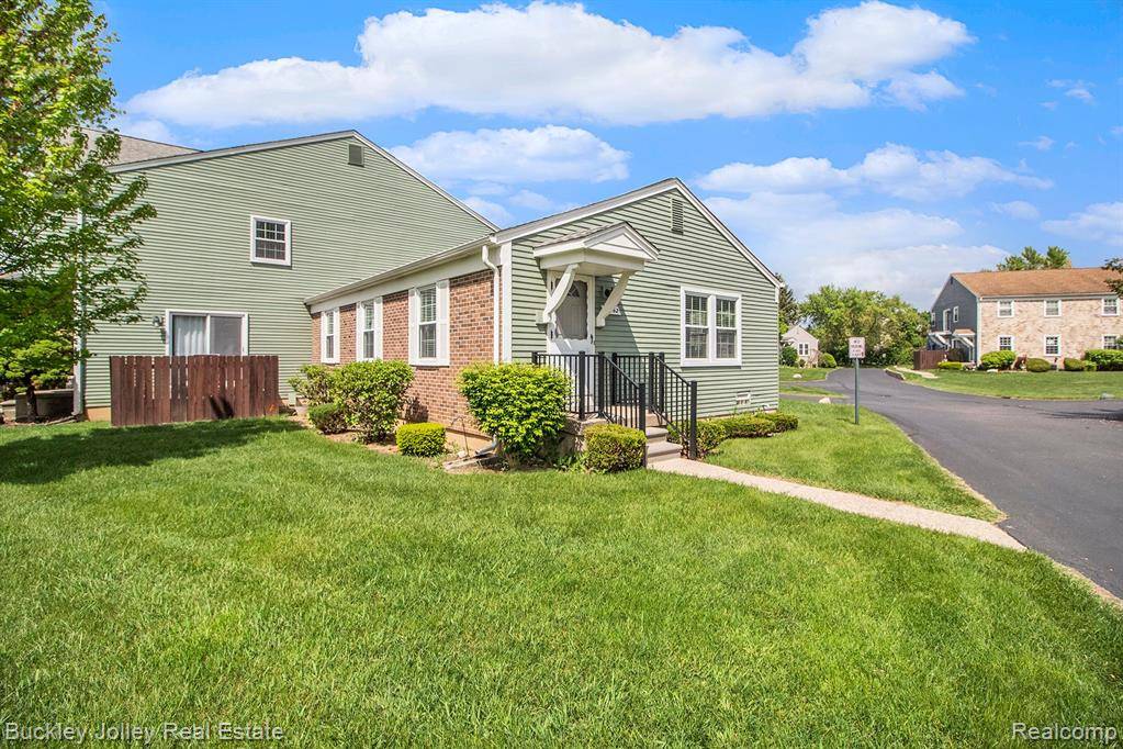 Novi, MI 48375,23562 N ROCKLEDGE