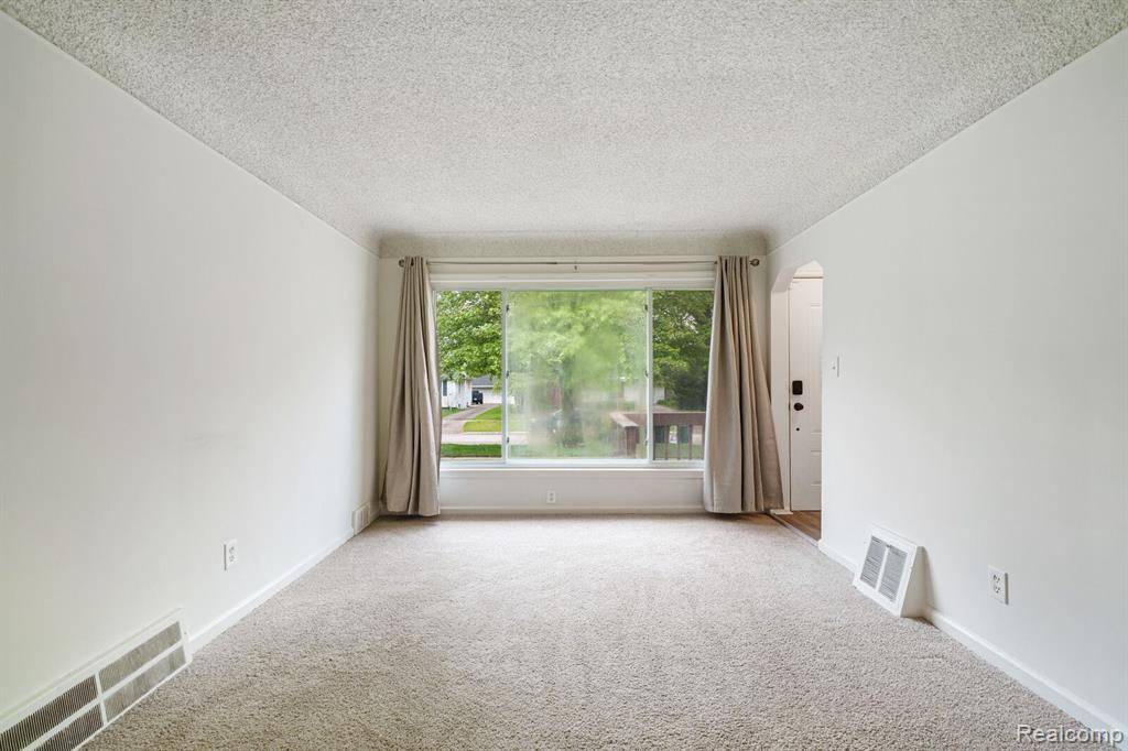 Oak Park, MI 48237,23501 MAJESTIC Street