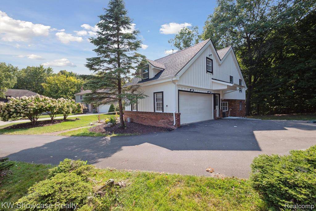 Farmington Hills, MI 48331,38996 HOLSWORTH Court
