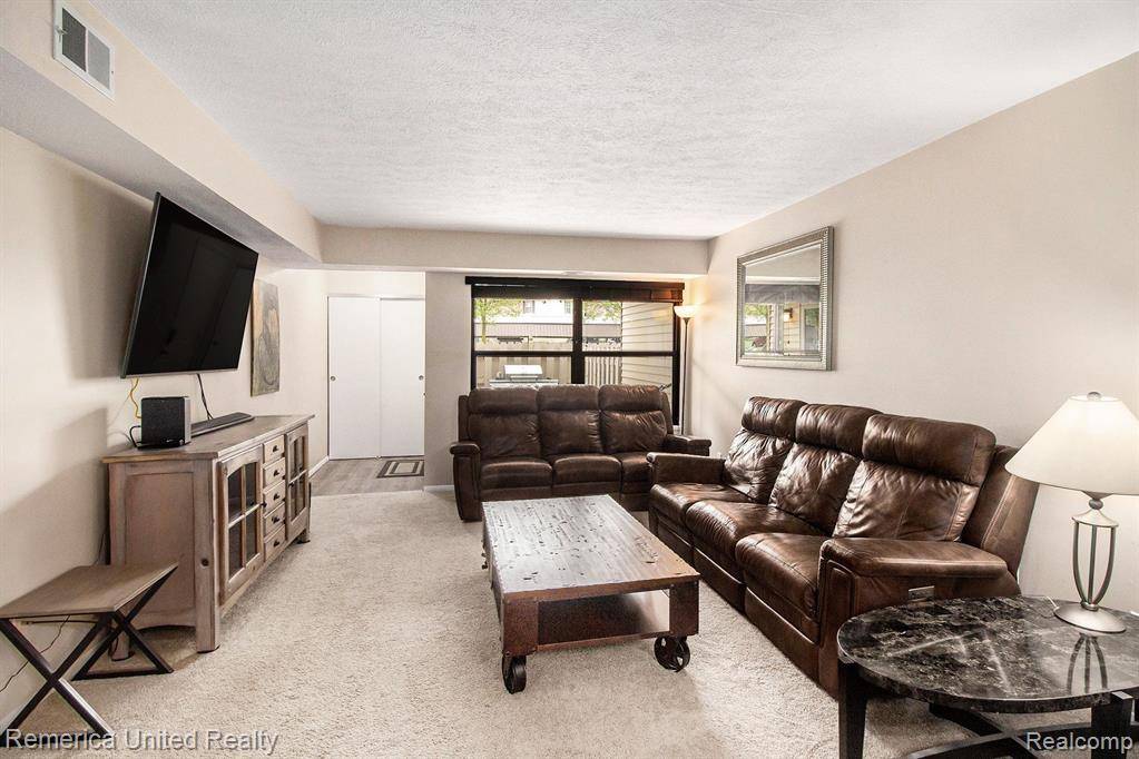 South Lyon, MI 48178,61216 GREENWOOD Drive