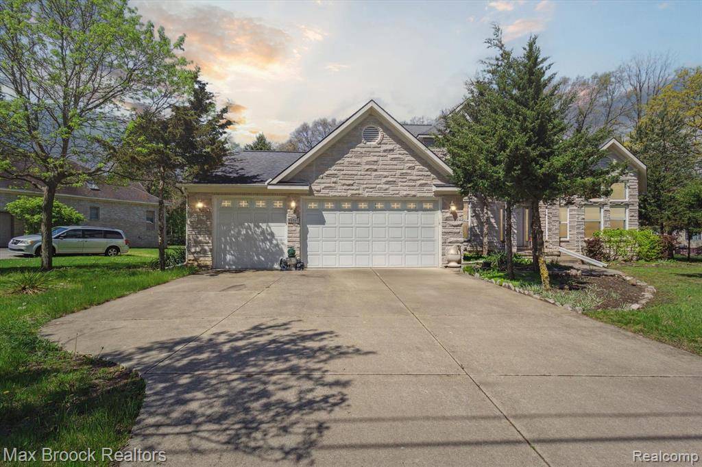 Southfield, MI 48033,22565 RIVERDALE Drive