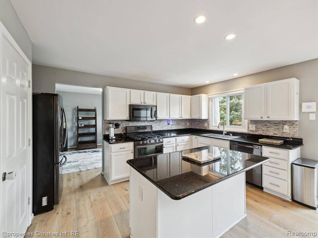 Novi, MI 48377,42962 SANDSTONE Drive
