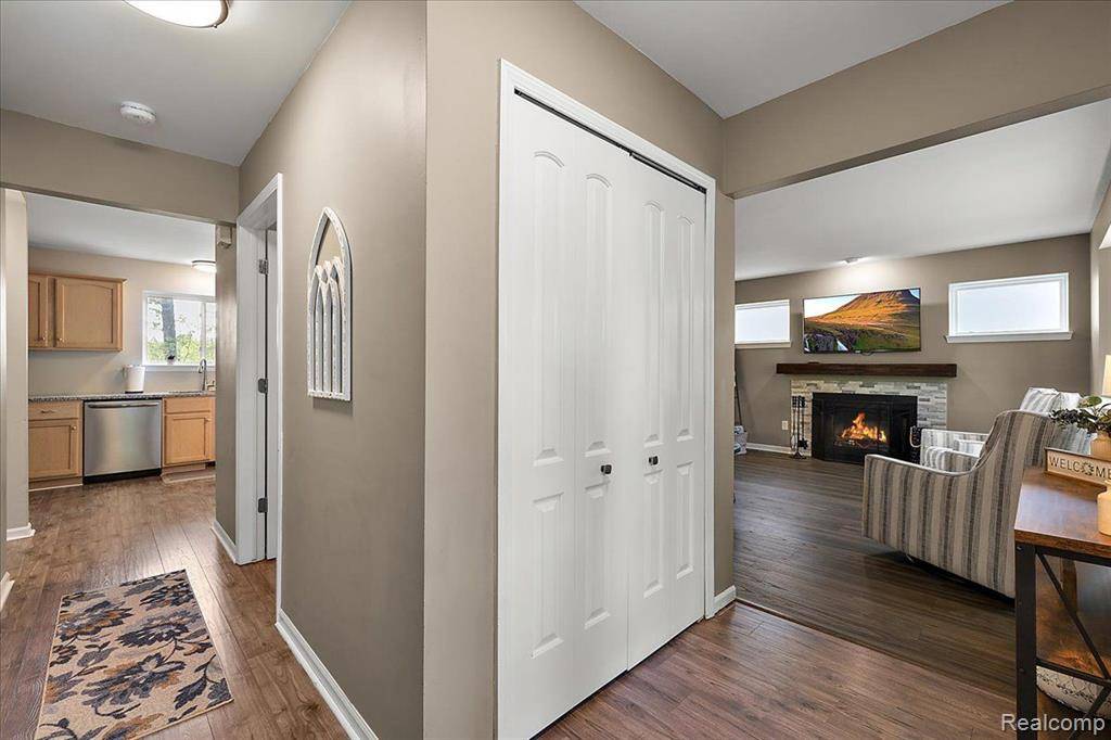 Waterford Twp, MI 48327,457 Cove View Drive