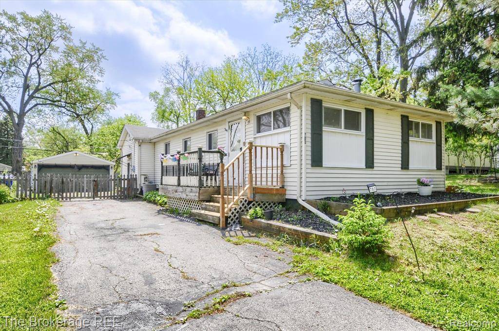 Waterford Twp, MI 48328,703 CEDARLAWN Road