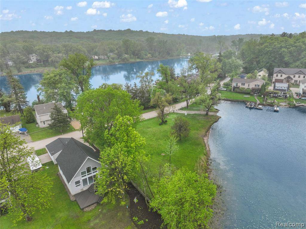 Hamburg Twp, MI 48116,8844 RIVERSIDE Drive